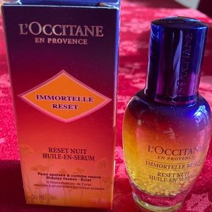 Immortelle reset, smoothed and revitalized skin, smoothed fine lines and youth.